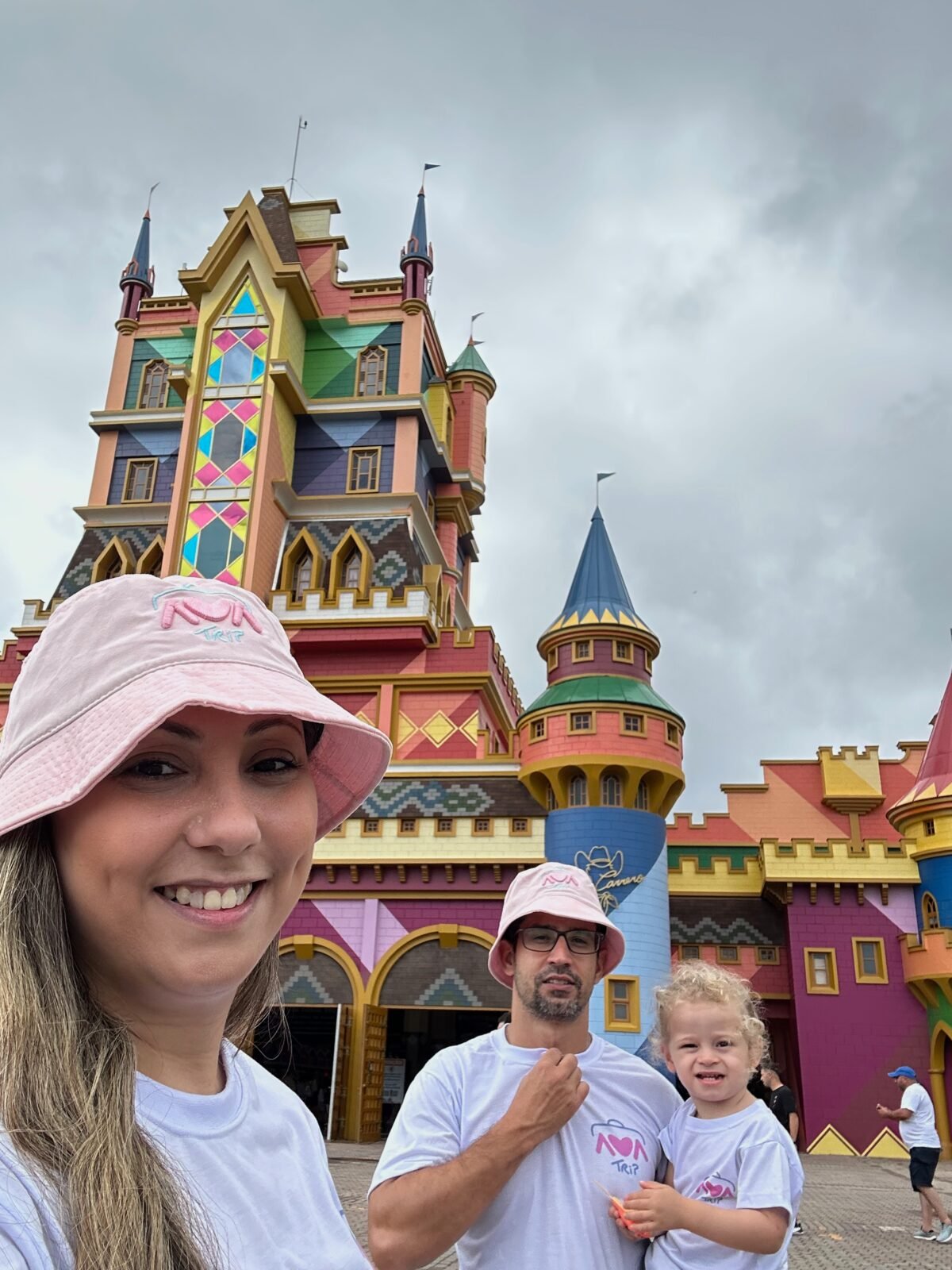 Amanda e família em parque no Brasil