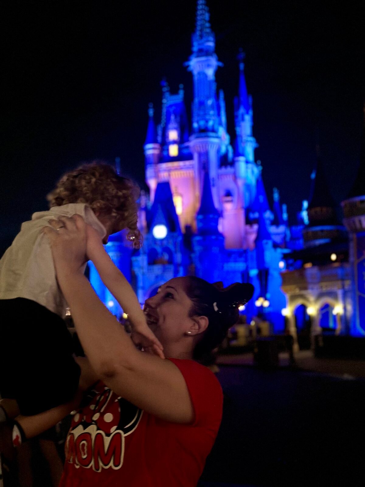 Amanda com o filho em frente ao castelo