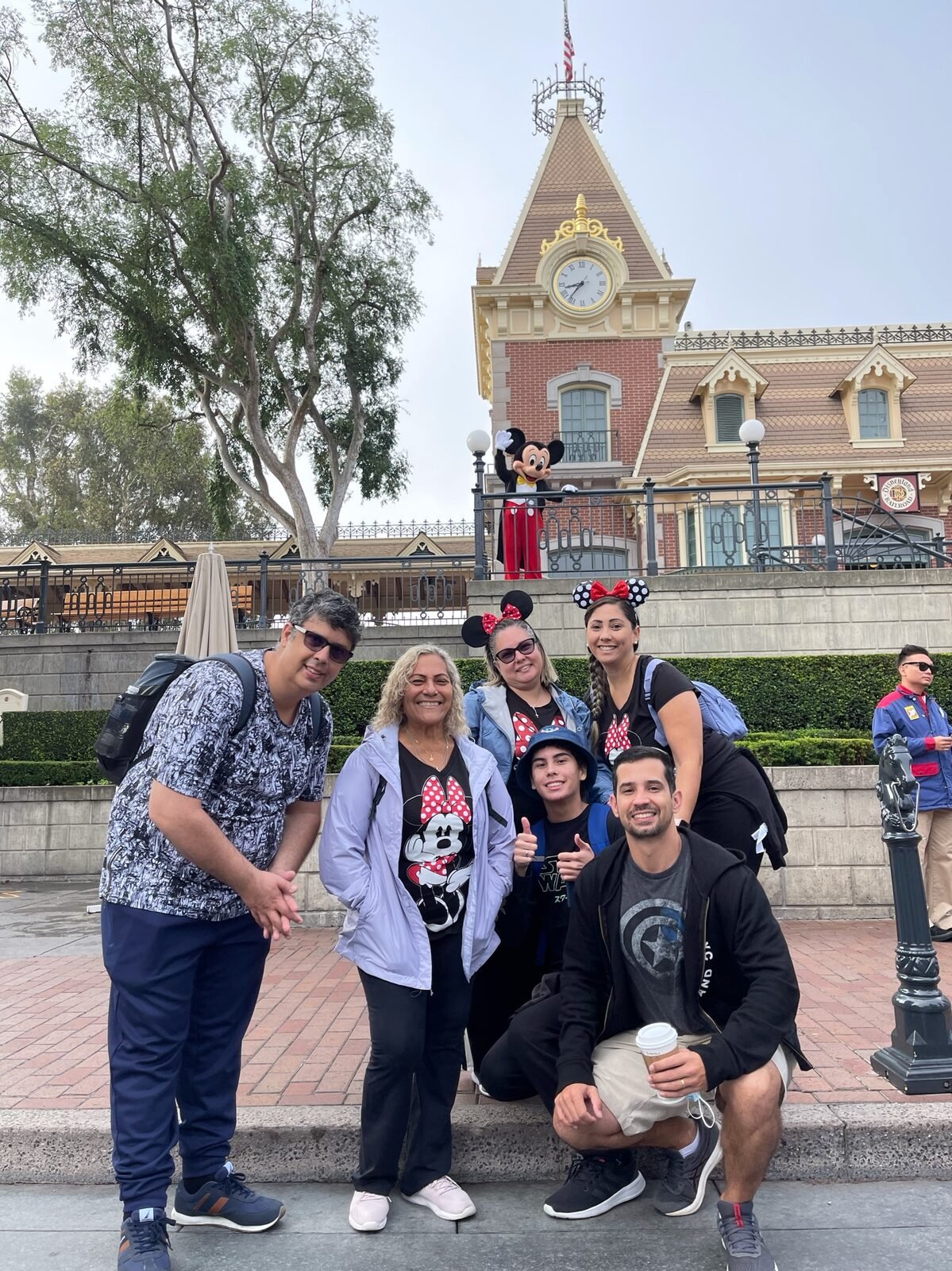 Família reunida na Disneyland